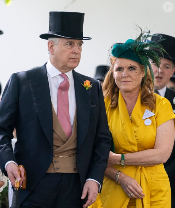 Parents d'Eugénie (33 ans) et de Béatrice (35 ans), ils pourraient bien se remarier selon le "Dailymail", près de 30 ans après leur divorce.
Le prince Andrew, duc d'York, Sarah Ferguson lors des courses de chevaux à Ascot le 21 juin 2019. 