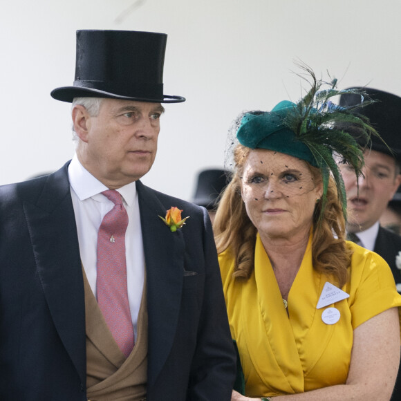 Parents d'Eugénie (33 ans) et de Béatrice (35 ans), ils pourraient bien se remarier selon le "Dailymail", près de 30 ans après leur divorce.
Le prince Andrew, duc d'York, Sarah Ferguson lors des courses de chevaux à Ascot le 21 juin 2019. 