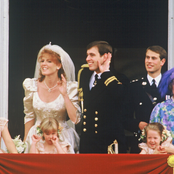 Mariés dans les années 80, le prince Andrew et Sarah Ferguson s'étaient séparés dans les années 90.
Archives : Mariage du prince Andrew et de Sarah Ferguson