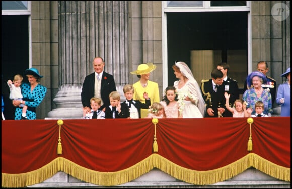Bien que le prince Andrew n'ait plus besoin de l'autorisation du roi pour se marier (seuls les six premiers de la lignée en ont besoin), l'aval de Sa Majesté reste toutefois très important pour lui
Archives : Mariage du prince Andrew et de Sarah Ferguson