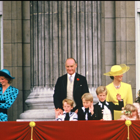 Bien que le prince Andrew n'ait plus besoin de l'autorisation du roi pour se marier (seuls les six premiers de la lignée en ont besoin), l'aval de Sa Majesté reste toutefois très important pour lui
Archives : Mariage du prince Andrew et de Sarah Ferguson