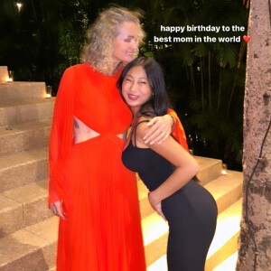 Via d'adorables photos.
Jade Hallyday souhaite un bel anniversaire à sa maman Laeticia, Instagram.