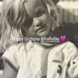 Alors que sa mère a également eu une pensée pour elle.
La mère de Laeticia Hallyday lui souhaite un bel anniversaire, Instagram.