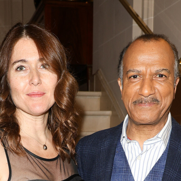 Il l'a épousée en 2010 et a eu sa fille Alicia-Belle avec elle en 2011.
Pascal Legitimus et sa femme Adriana Santini - Soirée de gala pour la Fondation de la recherche en physiologie, les Stethos, au George V à Paris le 18 mars 2024. © Coadic Guirec / Bestimage
