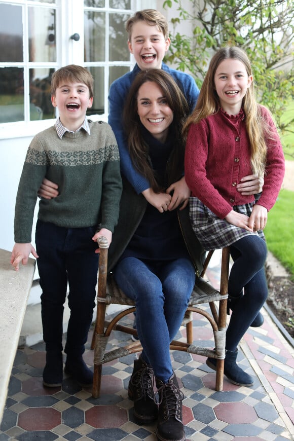 Le prince William a partagé une photographie de la princesse de Galles Catherine Kate Middleton avec ses enfants le 10 mars 2024.