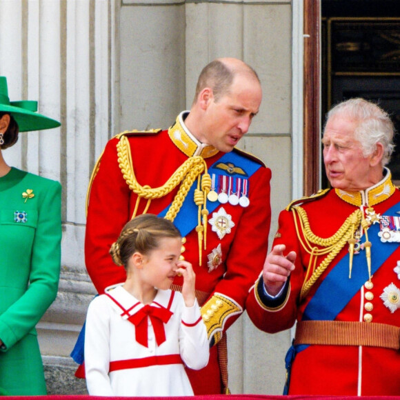 Tout comme le roi Charles et Camilla, qui vont essayer de calmer les polémiques. 
Le prince George, le prince Louis, la princesse Charlotte, Kate Catherine Middleton, princesse de Galles, le prince William de Galles, le roi Charles III, la reine consort Camilla Parker Bowles - La famille royale d'Angleterre sur le balcon du palais de Buckingham lors du défilé "Trooping the Colour" à Londres. Le 17 juin 2023