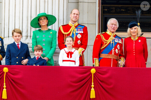 Le prince George, le prince Louis, la princesse Charlotte, Kate Catherine Middleton, princesse de Galles, le prince William de Galles, le roi Charles III, la reine consort Camilla Parker Bowles - La famille royale d'Angleterre sur le balcon du palais de Buckingham lors du défilé "Trooping the Colour" à Londres. Le 17 juin 2023