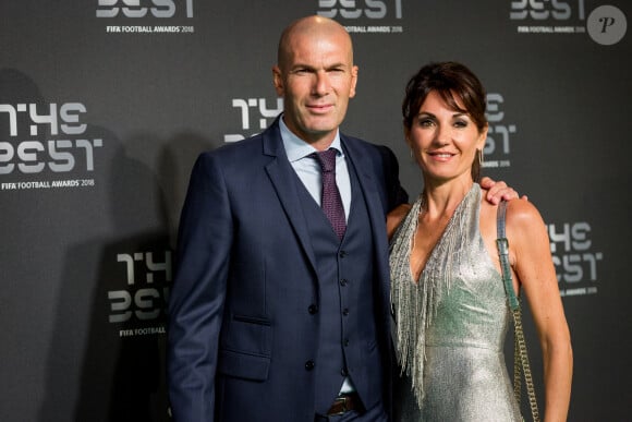Véronique Zidane toujours au top à 52 ans
 
Zinedine Zidane et sa femme Véronique - Les célébrités arrivent à la cérémonie des Trophées Fifa au Royal Festival Hall à Londres, Royaume Uni. © Cyril Moreau/Bestimage