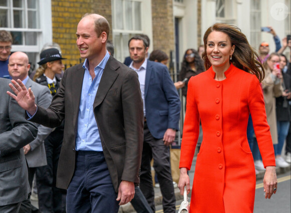 Mais même à distance, l'épouse du prince William à eu un impact sur la fête.
Le prince William de Galles et Kate Catherine Middleton, princesse de Galles, se sont rendus au pub Dog and Duck, à l'occasion de leur visite dans le quartier SoHo de Londres. Le 4 mai 2023
