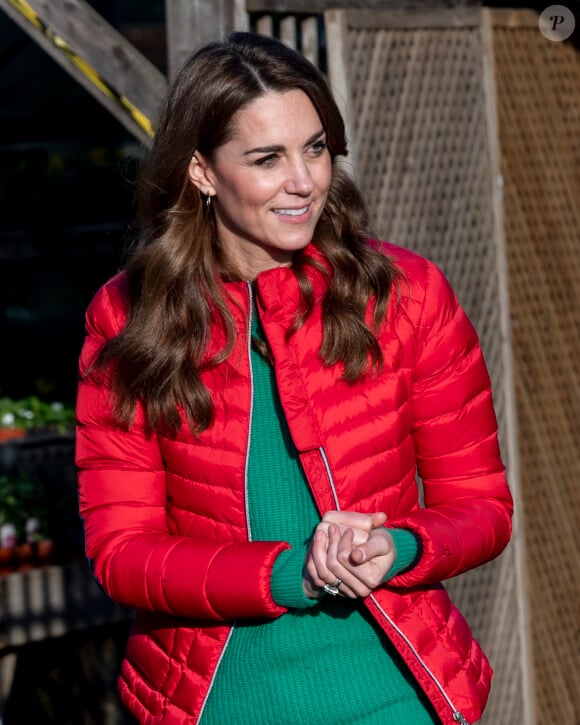 Elle a eu un geste d'une extrême générosité.
Kate Catherine Middleton a participé aux activités caritatives de Noël avec les familles et les enfants lors de sa visite à la "Peterley Manor Farm" à Buckinghamshire.