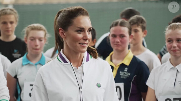 Catherine (Kate) Middleton, princesse de Galles et Roger Federer rencontrent les ramasseurs de balles de Wimbledon, à Londres, Royaume Uni, le 26 juin 2023.
