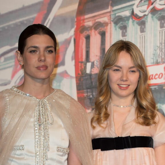En 2016, elle avait tenté une tenue différente, une combinaison en satin.
Charlotte Casiraghi, à gauche, et sa soeur S.A.R. la princesse Alexandra de Hanovre - 62eme bal de la Rose dans la Salle des Etoiles du Sporting de Monte Carlo, le 19 mars 2016. © Palais princier / Pierre Villard / Monte Carlo Société des Bains de Mer via Bestimage 