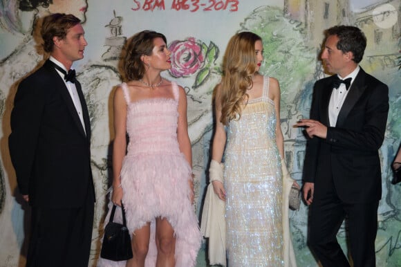 Et la robe portée avec Gad Elmaleh en 2013 est absolument culte.
Charlotte Casiraghi, Gad Elmaleh, Pierre Casiraghi et Beatrice Borromeo - Bal de la Rose 2013, Monaco.