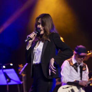 Et de monter sur scène. 
Carla Bruni au concert du gala des 20 ans de la fondation Recherche Alzheimer "2 générations chantent pour la 3ème" à l'Olympia à Paris le 18 mars 2024. © Cyril Moreau / Bestimage 