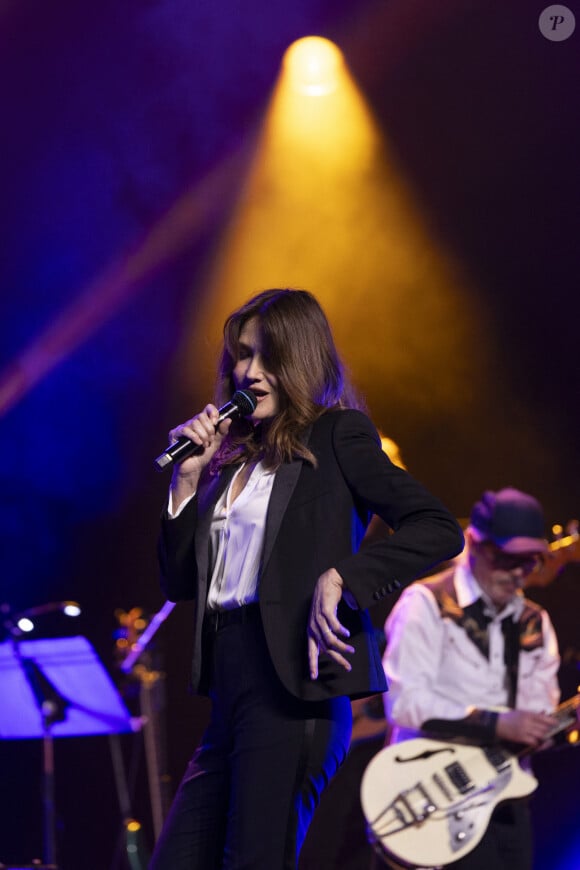 Et de monter sur scène. 
Carla Bruni au concert du gala des 20 ans de la fondation Recherche Alzheimer "2 générations chantent pour la 3ème" à l'Olympia à Paris le 18 mars 2024. © Cyril Moreau / Bestimage 