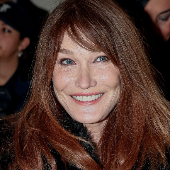 Carla Bruni quant à elle l'avait vanté sur le site. 
Carla Bruni - Sarkozy - People au défilé haute couture Zuhair Murad au palais de Tokyo à Paris, France, le 24 janvier 2024. © Christophe Clovis / Bestimage 