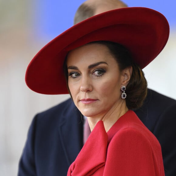 Apprendre qu'elle avait un cancer, à l'heure où son beau-père, le roi Charles III, affronte aussi la maladie, a été un choc
Catherine (Kate) Middleton, princesse de Galles - Cérémonie de bienvenue du président de la Corée du Sud et de sa femme à Horse Guards Parade à Londres, le 21 novembre 2023. 