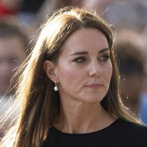 Kate Middleton a mis tout le monde au courant par la biais d'une vidéo dévoilée une veille de week-end
La princesse de Galles Kate Catherine Middleton à la rencontre de la foule devant le château de Windsor, suite au décès de la reine Elisabeth II d'Angleterre. 