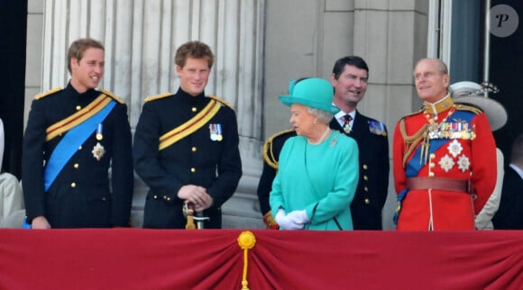 En raison d'une décision prise par Elizabeth II au moment de son départ aux Etats-Unis. 
Prince William, Prince Harry, la reine Elizabeth II, le prince Philip,et Timothy Laurence - Buckingham Palace, Londres