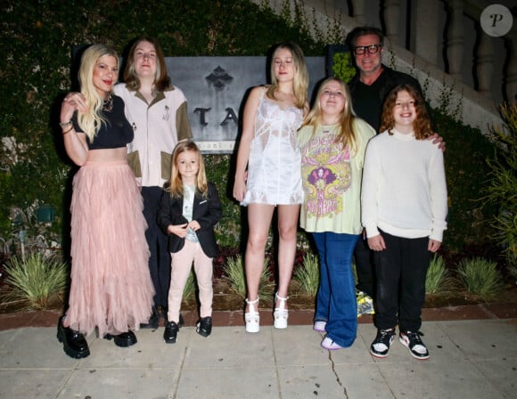 Ensemble, Tori Spelling et Dean McDermott ont eu cinq enfants : Liam (17 ans), Stella (15 ans), Hattie (12 ans), Finn (11 ans) et Beau (7 ans).
Exclusif - Tori Spelling, Stella McDermott, Dean McDermott, Stella Doreen, Hattie Margaret, Liam Aaron, Finn Da - La famille Spelling - McDermott célèbre le 15ème anniversaire de Stella au Katana à West Hollywood, Los Angeles,Californie, Etats-Unis, le 11 juin 2023. 