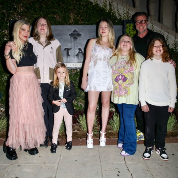 Ensemble, Tori Spelling et Dean McDermott ont eu cinq enfants : Liam (17 ans), Stella (15 ans), Hattie (12 ans), Finn (11 ans) et Beau (7 ans).
Exclusif - Tori Spelling, Stella McDermott, Dean McDermott, Stella Doreen, Hattie Margaret, Liam Aaron, Finn Da - La famille Spelling - McDermott célèbre le 15ème anniversaire de Stella au Katana à West Hollywood, Los Angeles,Californie, Etats-Unis, le 11 juin 2023. 