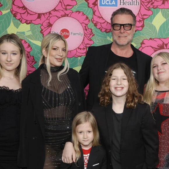 Si la requête de Tori Spelling est accepté, Dean McDermott pourrait possiblement avoir un droit de visite. Affaire à suivre...
Tori Spelling, Dean McDermott, Stella McDermott,Finn McDermott, Hattie McDermott, Liam McDermott, Beau McDermott au photocall du gala caritatif "Stands for Kids" au profit du "Luskin Orthopaedic Institute for Children" à Los Angeles, le 11 juin 2023. 