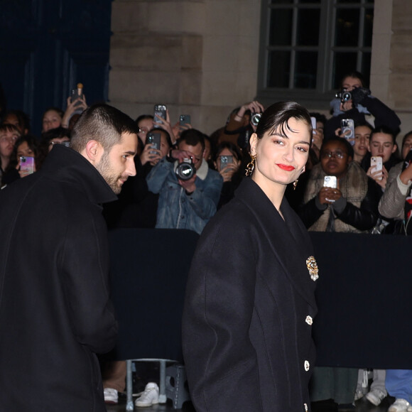 "Merci Babeth pour ce diner si important et pour tout ce que vous faites" a écrit l'interprète du titre Ma soeur en légende de son post partagé en story Instagram.
Clara Luciani - Arrivées au défilé Schiaparelli mode femme automne / hiver 2024-2025 lors de la Fashion Week de Paris (PFW) au pavillon Vendôme, à Paris, France, le 29 février 2024. © Denis Guignebourg/Bestimage 