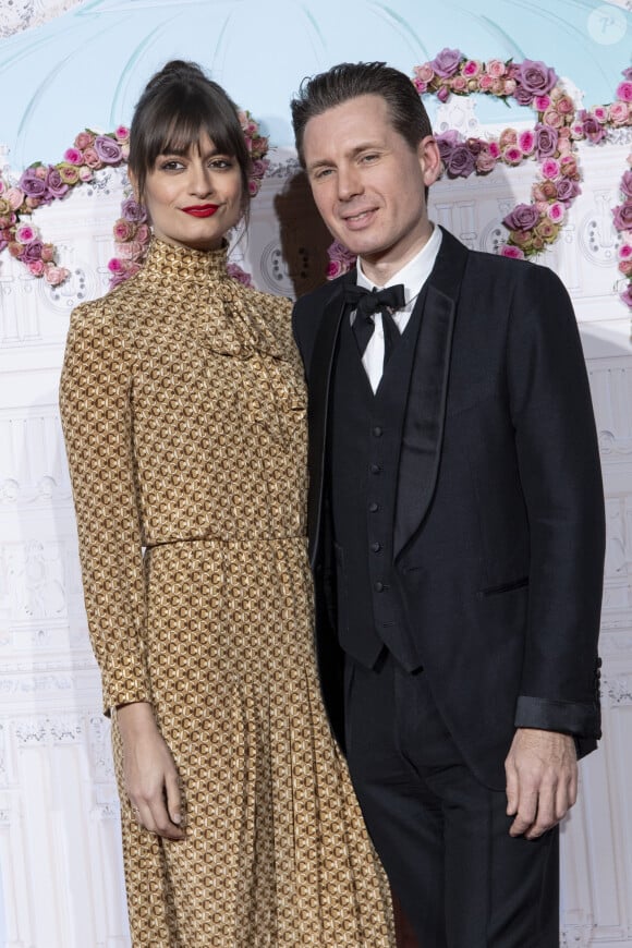 Sublime dans une robe glitter verte Gucci, la chanteuse de 31 ans a posé avec son mari, très élégant dans un costume noir, et portant des lunettes de soleil fumées. 
Clara Luciani et son compagnon Alex Kapranos - Photocall du 40ème Gala de Charité AROP (Association pour le Rayonnement de l'Opéra de Paris) à l'Opera Garnier à Paris le 27 février 2020. © Pierre Perusseau/Bestimage