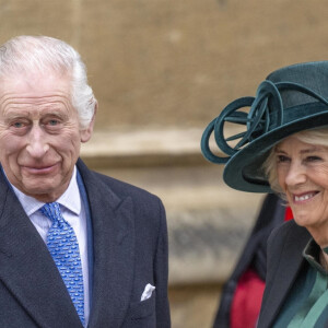 Si son apparition était très orchestrée, Charles III s'est laissé aller à quelques échanges avec la foule venue le saluer
Le roi Charles III d'Angleterre et Camilla Parker Bowles, reine consort d'Angleterre - Les membres de la famille royale britannique arrivent à la chapelle Saint-George pour assister à la messe de Pâques. Windsor, le 31 mars 2024. 