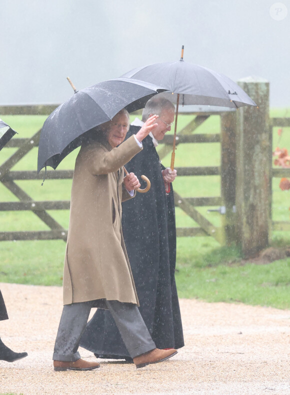 Le roi Charles III d'Angleterre et Camilla Parker Bowles, reine consort d'Angleterre, à la sortie de la messe du dimanche en l'église Sainte-Marie Madeleine à Sandringham. Le 18 février 2024 