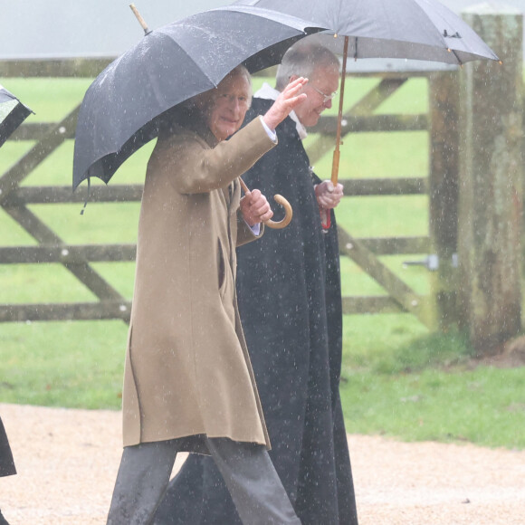 Le roi Charles III d'Angleterre et Camilla Parker Bowles, reine consort d'Angleterre, à la sortie de la messe du dimanche en l'église Sainte-Marie Madeleine à Sandringham. Le 18 février 2024 