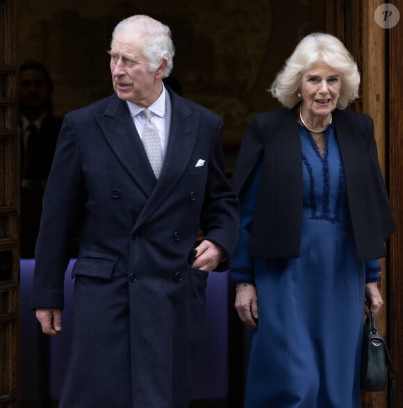 Le roi, en pleine bataille contre le cancer, a tenu à assister à l'office religieux, marquant un grand retour sur le devant de la scène
Le roi Charles III d'Angleterre quitte l'hôpital avec la reine consort Camilla après y avoir subi une opération de la prostate. Londres, le 29 janvier 2024. 