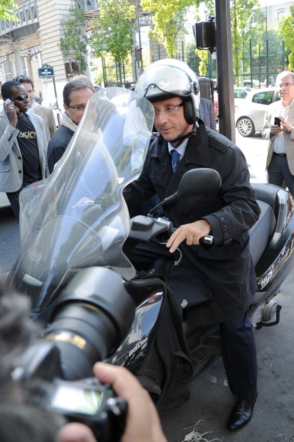 Un scooter qui est donc synonyme de scandale
François Hollande à scooter (archive)