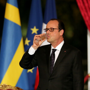 François Hollande - Dîner d'Etat au Palais de l'Elysée à Paris en l'honneur du roi Carl Gustav et la reine Silvia de Suède le 2 décembre 2014.