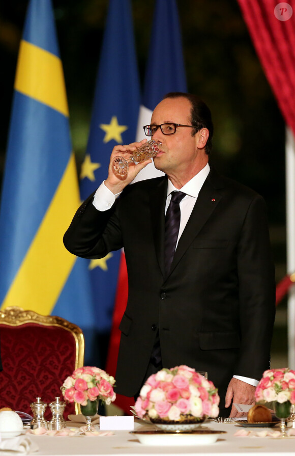 François Hollande - Dîner d'Etat au Palais de l'Elysée à Paris en l'honneur du roi Carl Gustav et la reine Silvia de Suède le 2 décembre 2014.