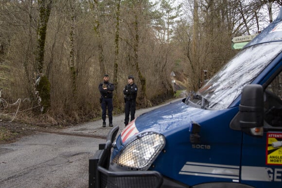 Route menant au Vernet bloquée par les gendarmes après la découverte d'ossements du petit Émile. @ Thibaut Durand/ABACAPRESS.COM