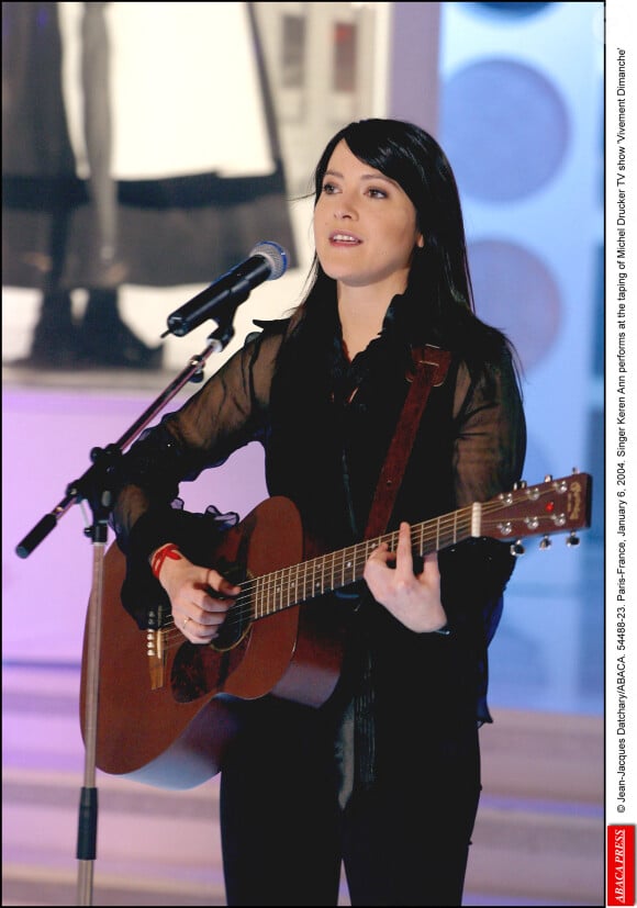 La chanteuse Keren Ann se produit lors de l'enregistrement de l'émission "Vivement Dimanche" de Michel Drucker. Jean-Jacques Datchary/ABACA. Paris-France, 6 janvier 2004.