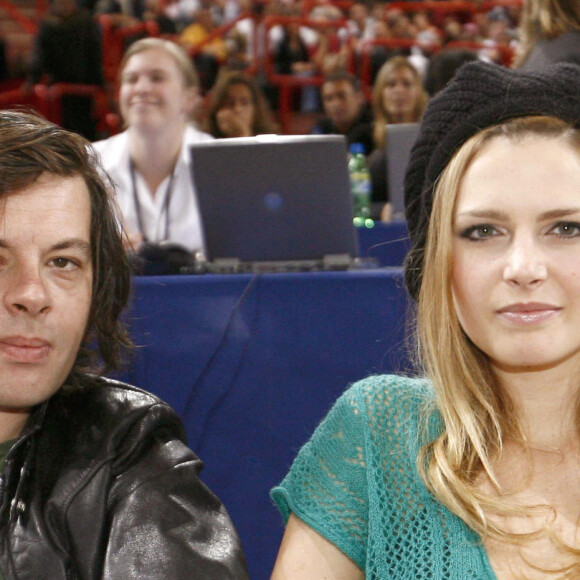 Benjamin Biolay et Elodie Frégé assistent à un match de basket-ball d'exhibition entre les San Antonio Spurs et Tel Aviv Maccabi, dans le cadre du NBA Europe Live Tour présenté par EA Sports, à la Bercy Arena à Paris, France, le 8 octobre 2006. Photo by Christian Liewig /ABACAPRESS.COM