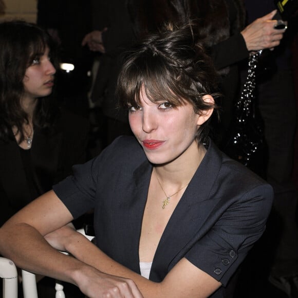 Lou Doillon au premier rang du salon de la collection haute-Couture Printemps-été 2009 de Jean-Paul Gaultier qui s'est tenu au siège du designer à Paris, France, le 28 janvier 2009. Photo de Frédéric Nebinger/ABACAPRESS.COM