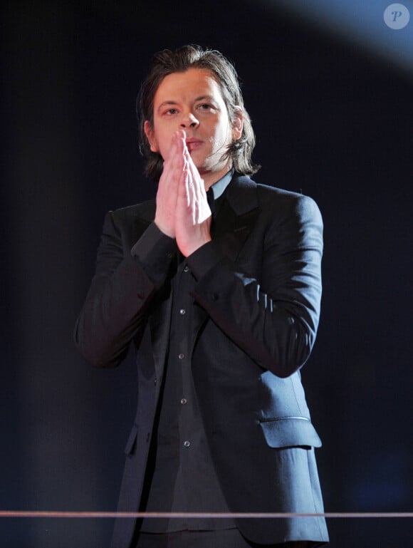 Le chanteur français Benjamin Biolay reçoit le prix du meilleur chanteur lors de la 25e cérémonie des victoires de la musique qui s'est tenue au Zénith de Paris, en France, le 6 mars 2010. Photo de Christophe Guibbbaud/ABACAPRESS.COM