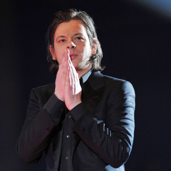 Le chanteur français Benjamin Biolay reçoit le prix du meilleur chanteur lors de la 25e cérémonie des victoires de la musique qui s'est tenue au Zénith de Paris, en France, le 6 mars 2010. Photo de Christophe Guibbbaud/ABACAPRESS.COM