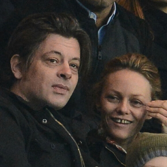 Benjamin Biolay a été en couple avec Vanessa Paradis entre 2013 et 2016
 Vanessa Paradis et Benjamin Biolay au match PSG-Nice qui s'est tenu au stade du Parc des Princes à Paris, France, le 29 novembre 2014. Photo par ABACAPRESS.COM 