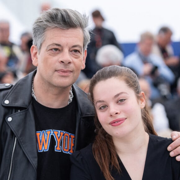 Benjamin Biolay et sa fille Anna Biolay participent au Photocall du film Rosalie ans le cadre du 76e Festival de Cannes, France, le 18 mai 2023. Photo d'Aurore Marechal/ABACAPRESS.COM