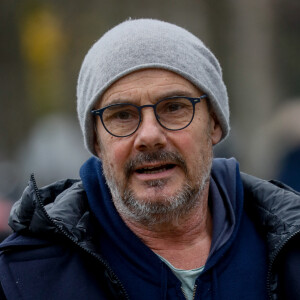 Il habite "loin de Paris". 
Bernard Campan - Arrivées à l'enregistrement de l'émission "Vivement Dimanche" présentée par M. Drucker qui sera diffusée le 24 mars 2024 sur France 3, au Studio Gabriel à Paris, France, le 13 mars 2024. © Christophe Clovis / Bestimage 