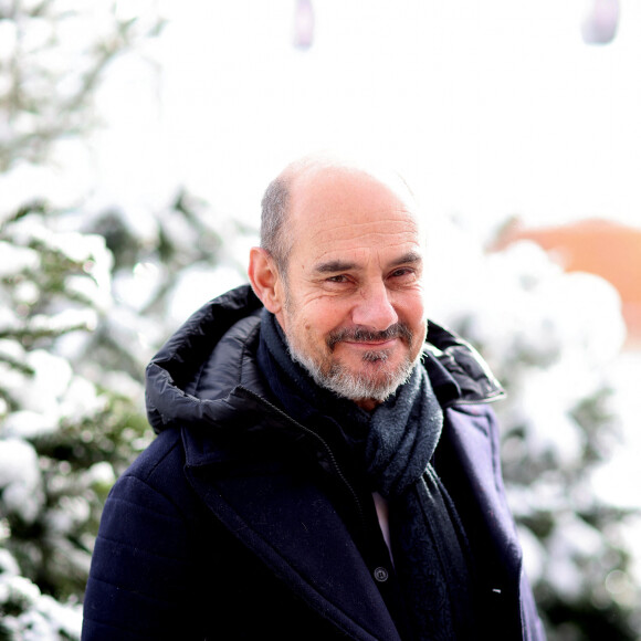 Un mode de vie qui lui va très bien. 
Bernard Campan - Photocall du film "Et plus si affinités" lors du 27ème Festival International du Film de Comédie de l'Alpe d'Huez, le 19 janvier 2024. © Dominique Jacovides / Bestimage 