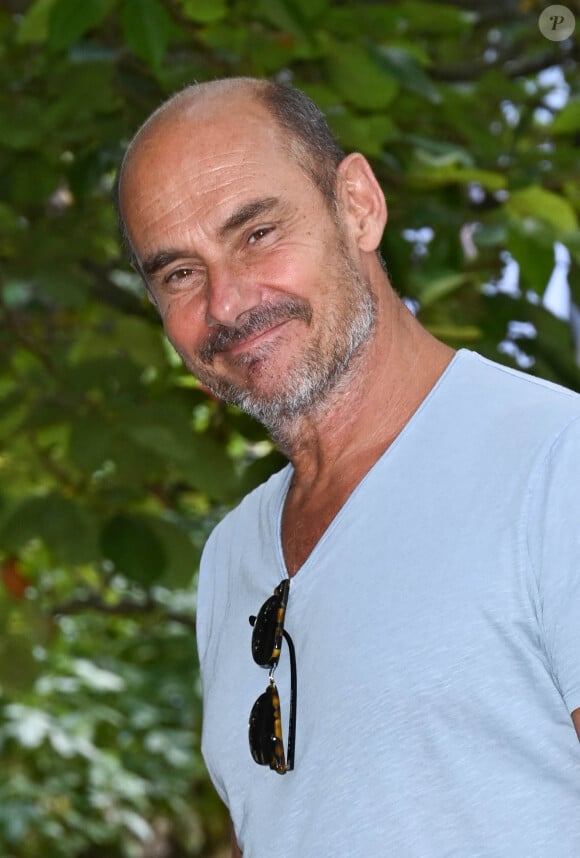 Bernard Campan au photocall du film "La Degustation" lors du 15ème festival du film francophone de Angoulême, France, le 26 août 2022. © Coadic Guirec/Bestimage 