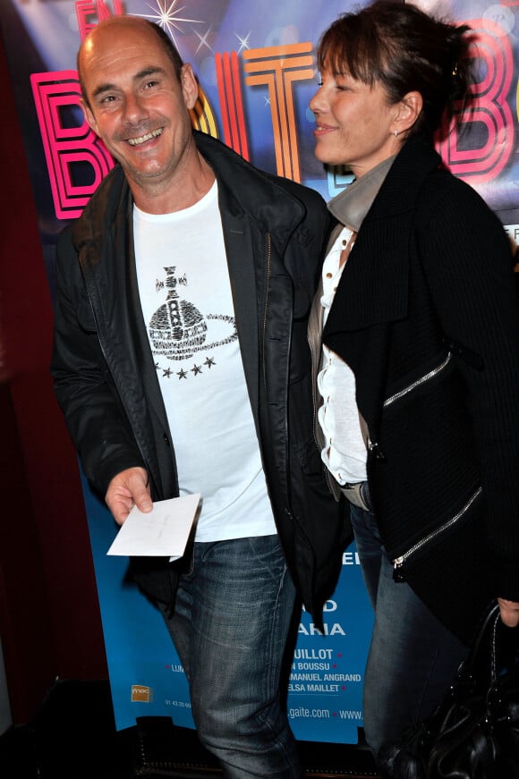 Lui qui n'est "pas très à l'aise" dans les soirées mondaines. 
Bernard Campan et sa femme Anne - Générale de la pièce de théâtre "Rendez-vous en boîte" au théâtre de La Gaîté Montparnasse à Paris, le 7 avril 2014.