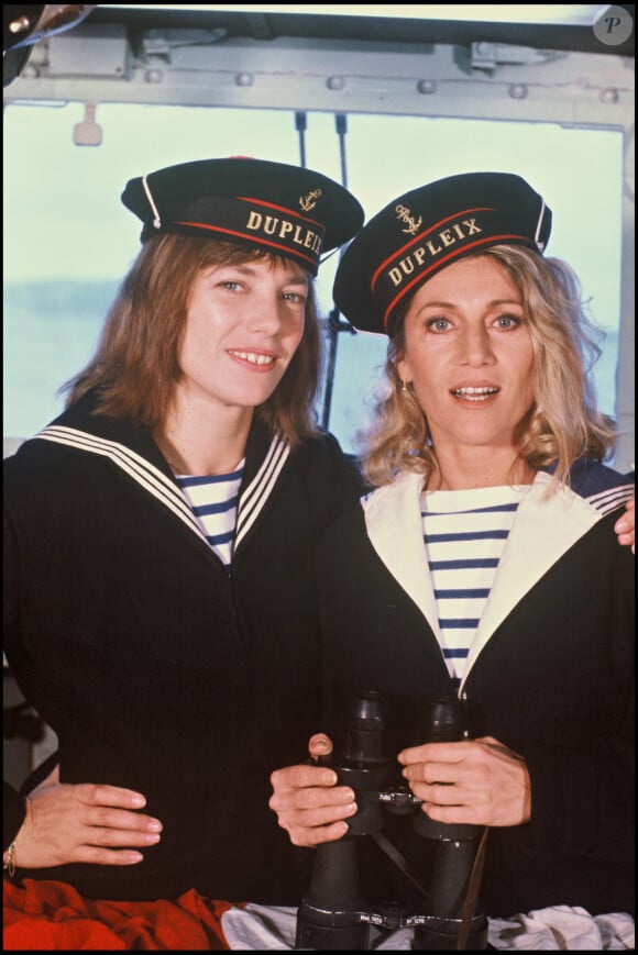 Le célèbre ingénieur du son, à la tête du studio bruxellois ICP, a été retrouvé sans vie le lundi 1er avril 2024.
Archives - Jane Birkin et la chanteuse Sheila sur un bateau de la Marine française pour une émission "Formule 1" en 1984.