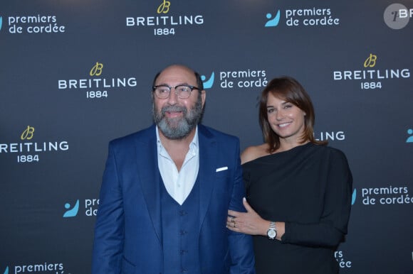 L'occasion pour la présentatrice de s'exposer dans un look plutôt glamour ! 
Kad Merad et sa femme Julia Vignali - Dîner de charité Breitling à la Samaritaine pour l'association "Premiers de Cordée" à Paris le 4 avril 2024.