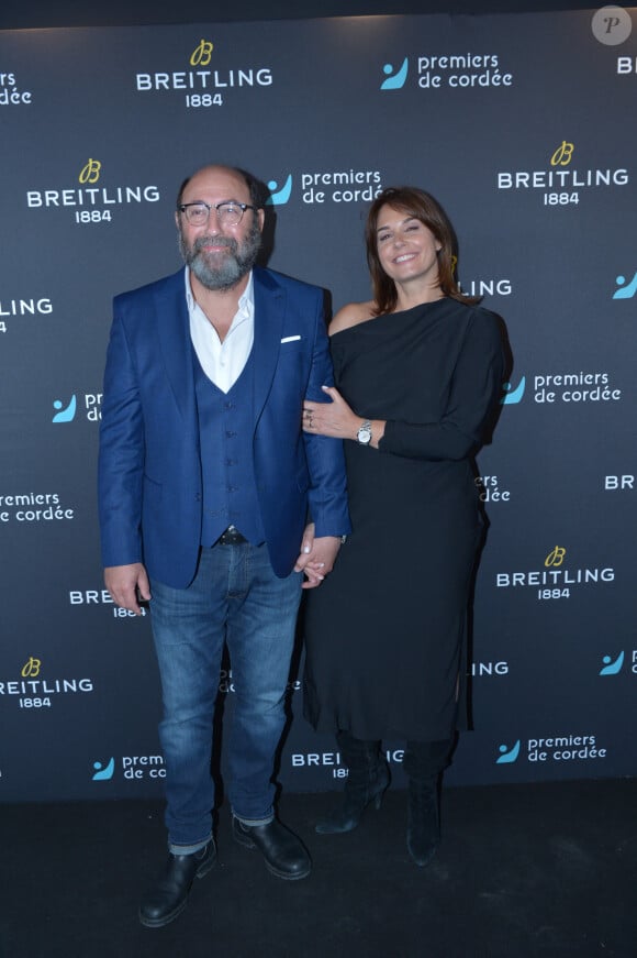Et semblait ravi d'être à ses côtés. 
Kad Merad et sa femme Julia Vignali - Dîner de charité Breitling à la Samaritaine pour l'association "Premiers de Cordée" à Paris le 4 avril 2024.